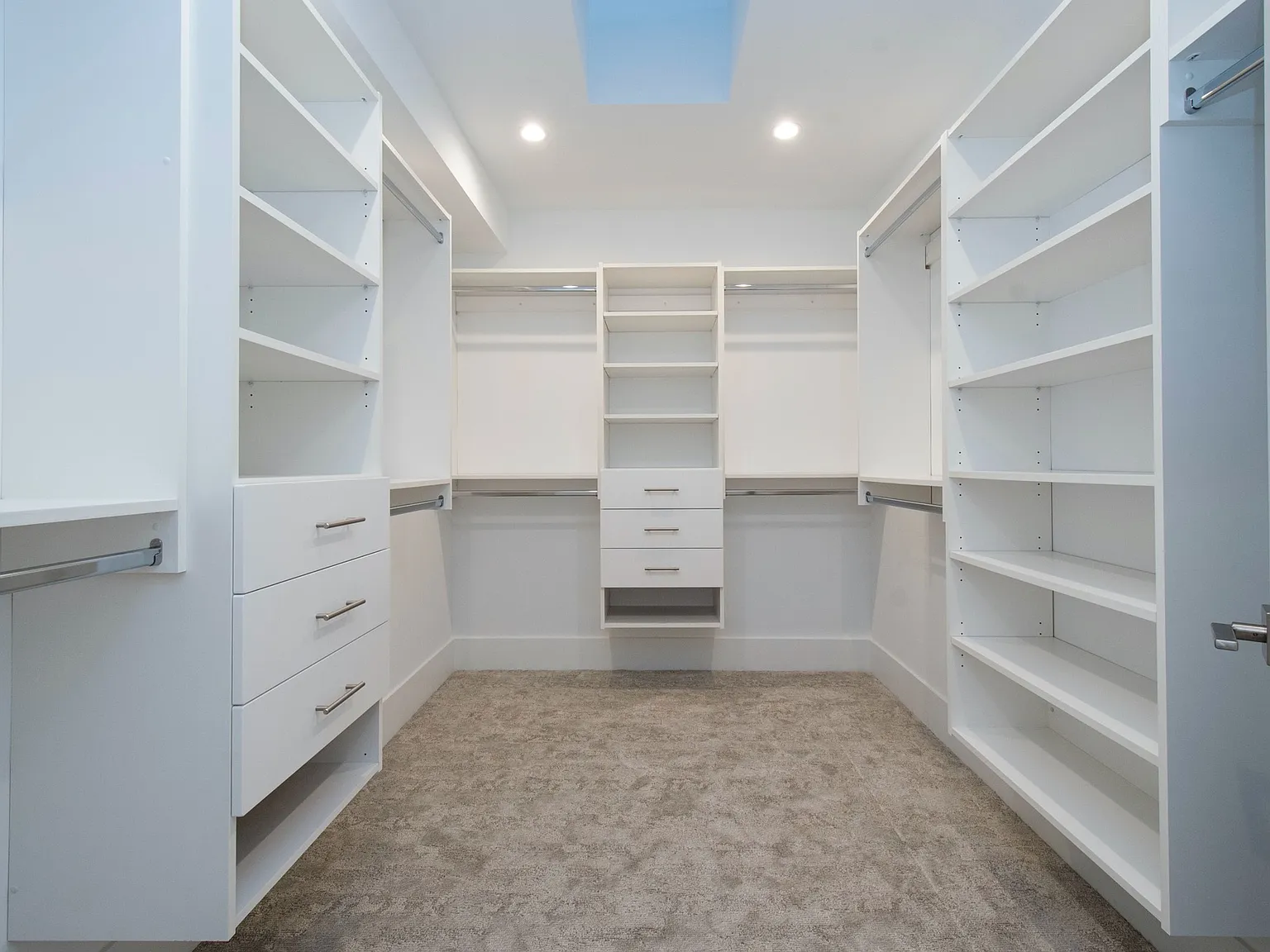 5 bed, 3.5 bath, 3405 sqft, $9,000 — Photo 1