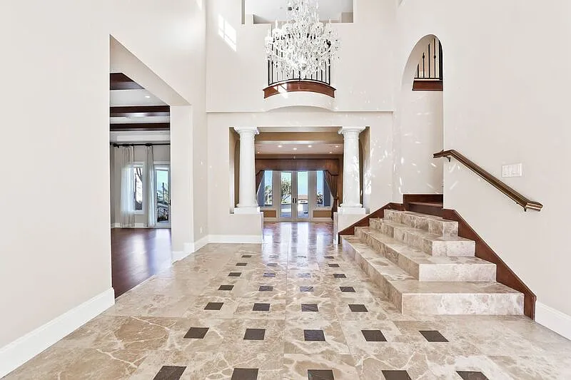 4 bed, 4.5 bath, 5000 sqft, $22,500 — Photo 1