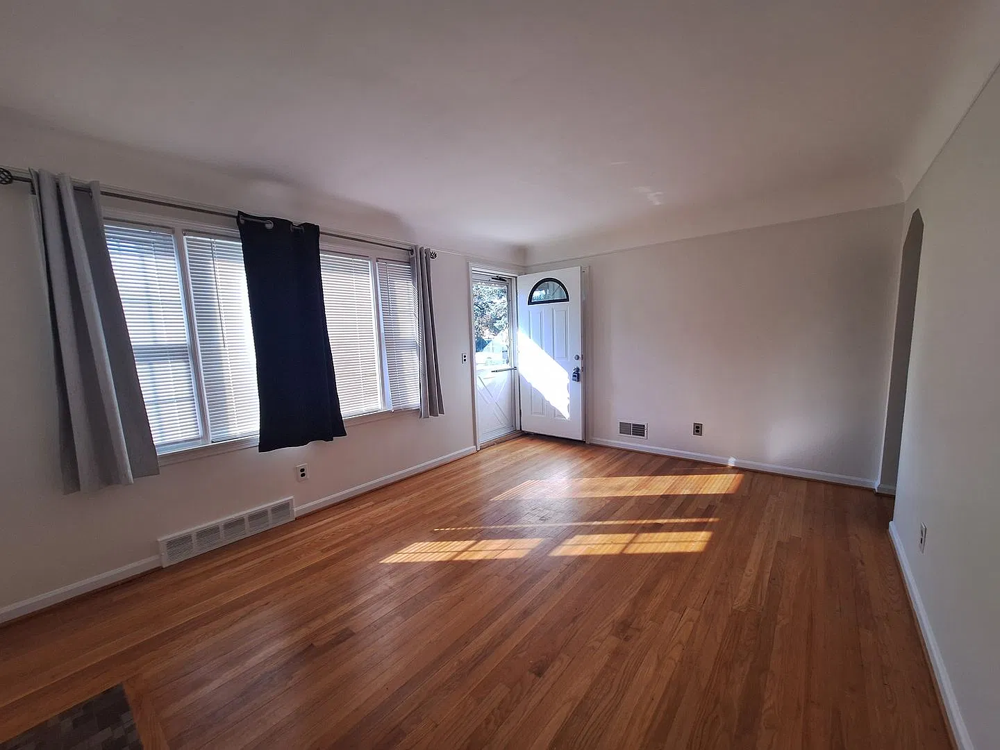 Charming 2 bedroom brick ranch — Photo 3