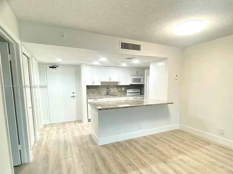 240 Lakeview Dr #303 — Photo 9