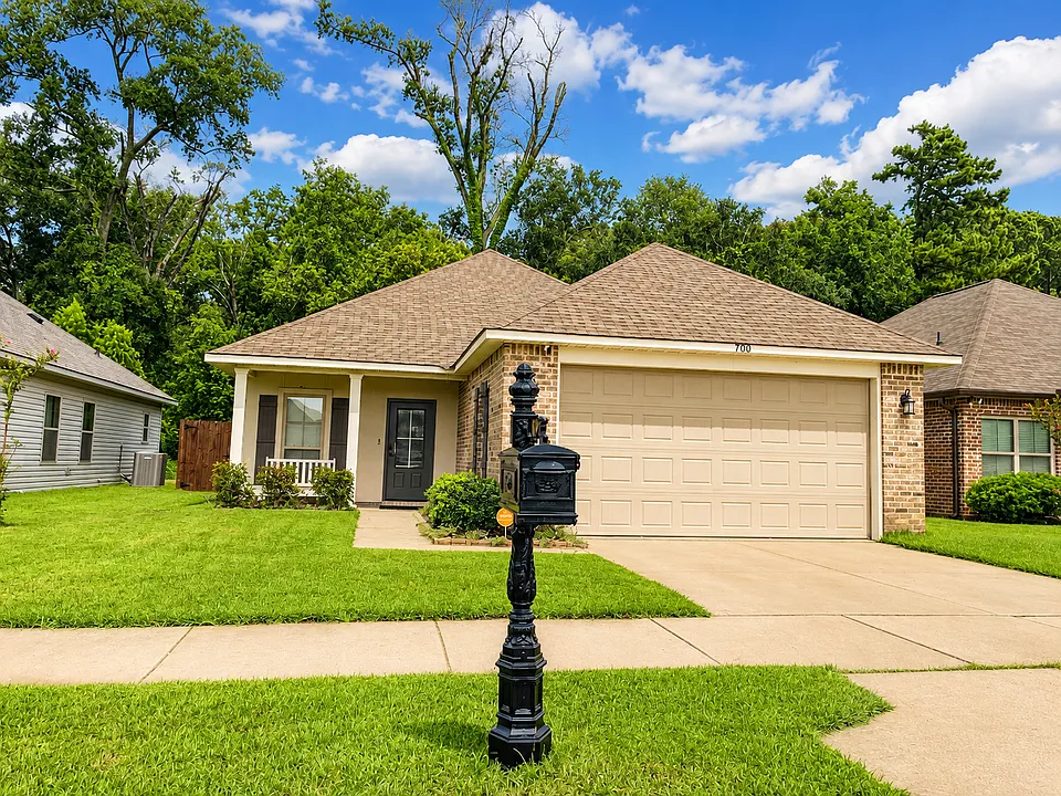 700 Pine Hollow Dr