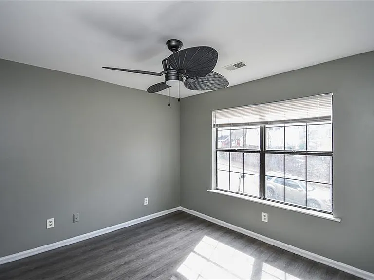 735 Oak Dr — Photo 3