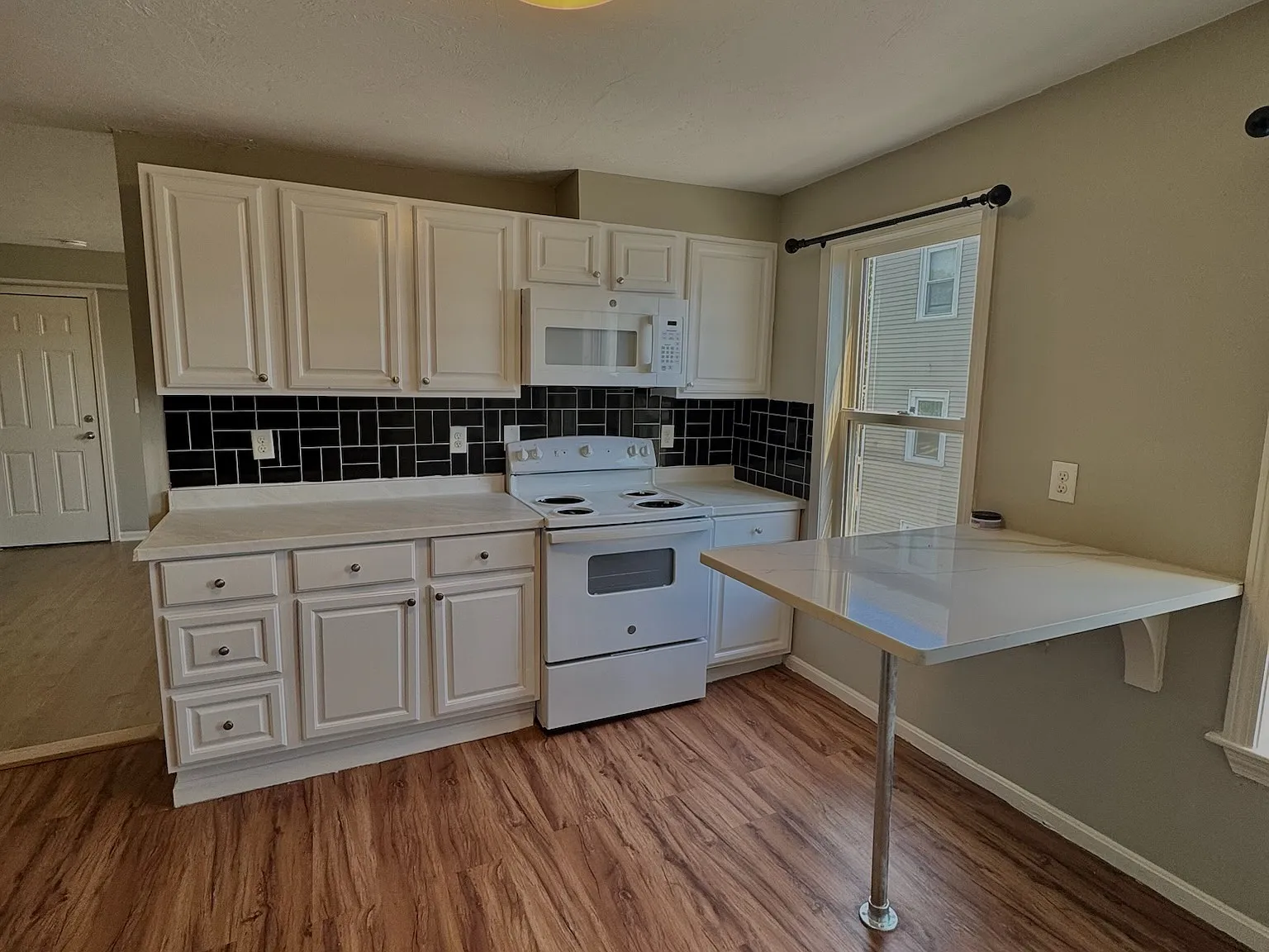 4 bed, 950 sqft, $2,000 — Photo 2