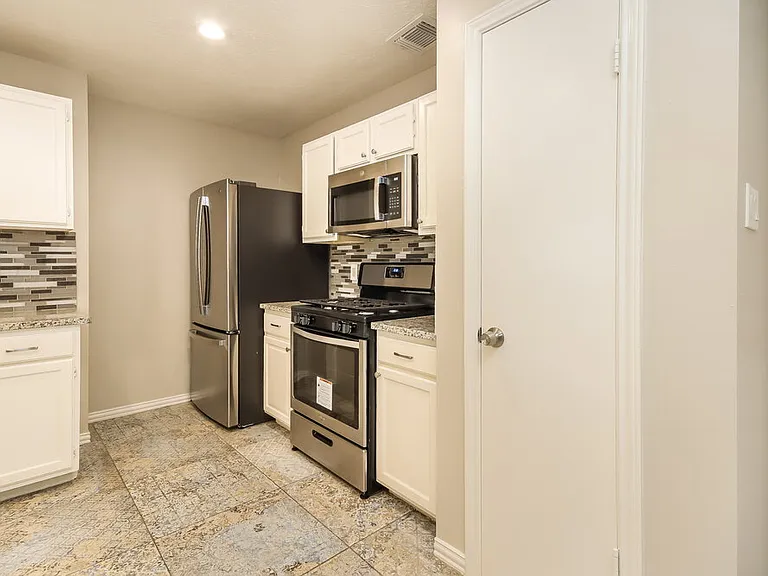 15802 Saint Lawrence Cir — Photo 8