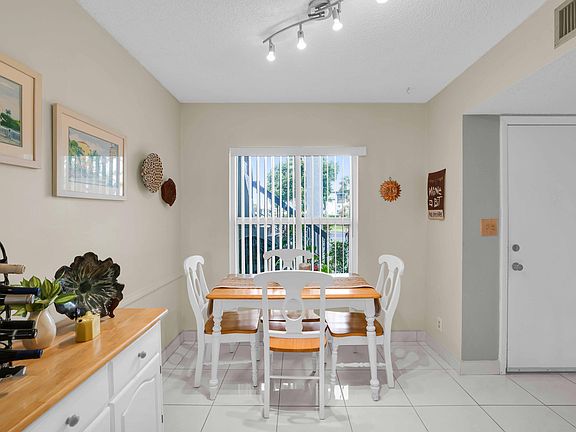 4th image of 5850 Sugar Palm Court #A