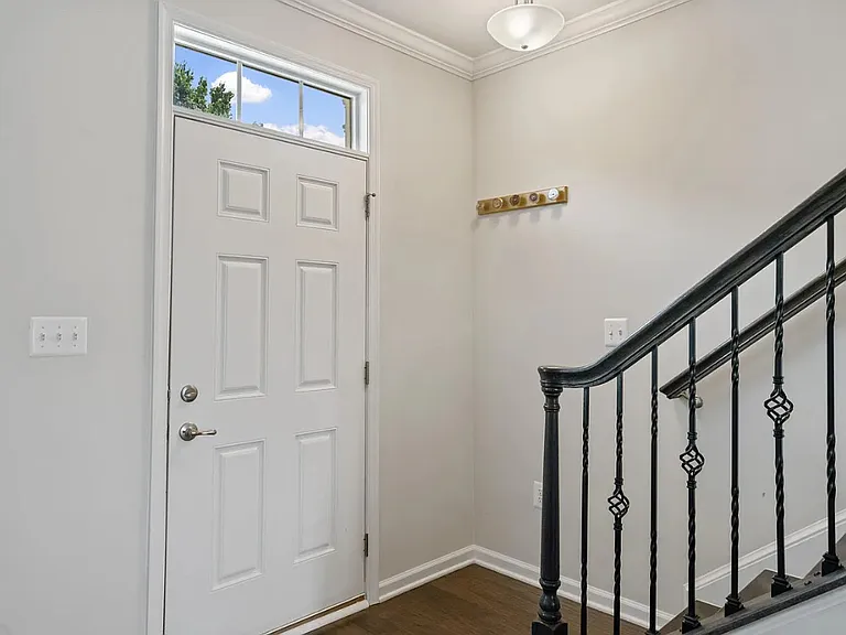 1221 Trenton Pl SE — Photo 2
