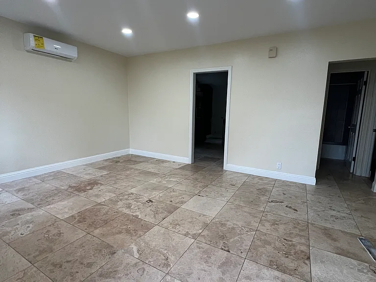 5538 Riverton Ave #A — Photo 9