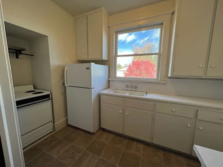 1561 N Van Ness Ave — Photo 9