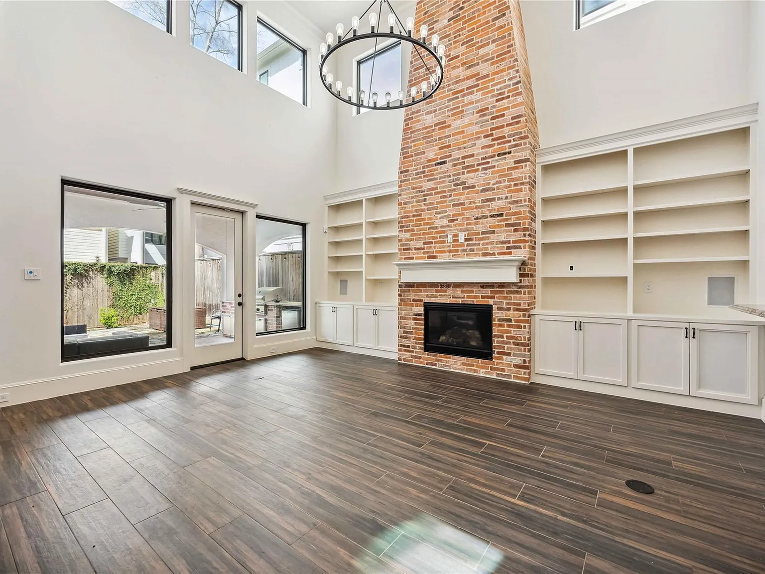 4 bed, 5.0 bath, 4398 sqft, $8,950 — Photo 1
