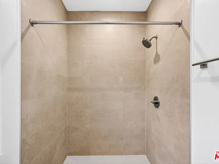 17623 Burbank Blvd — Photo 17