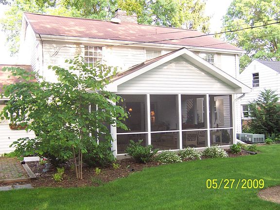 Screened Porch w/Tile Floor