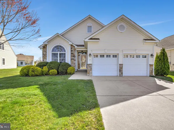 13 Trainor Cir, Bordentown, NJ 08505