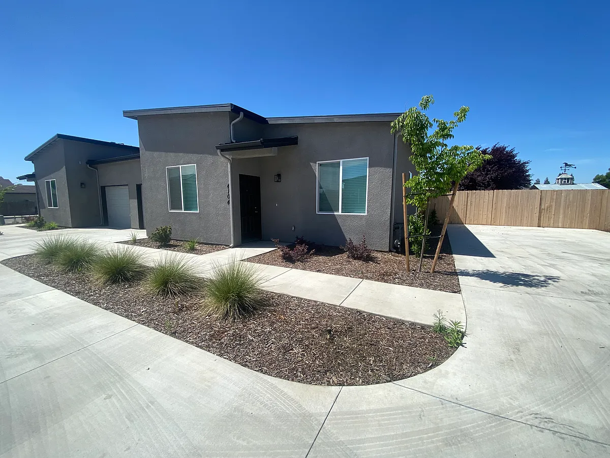 Building Photo - 4104 E Kaweah Ave