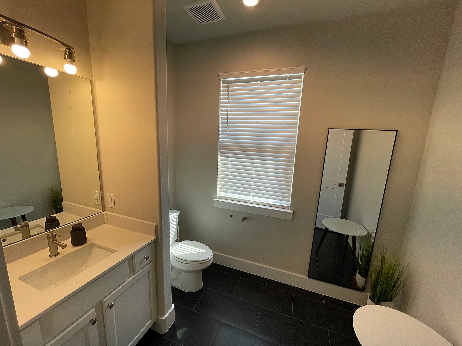 5 bed, 4000 sqft, $995 — Photo 4