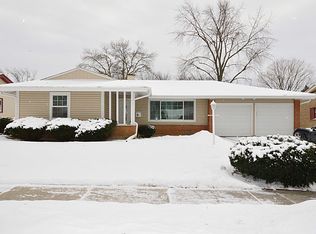 211 Pleasant Dr, Elk Grove Village, IL 60007