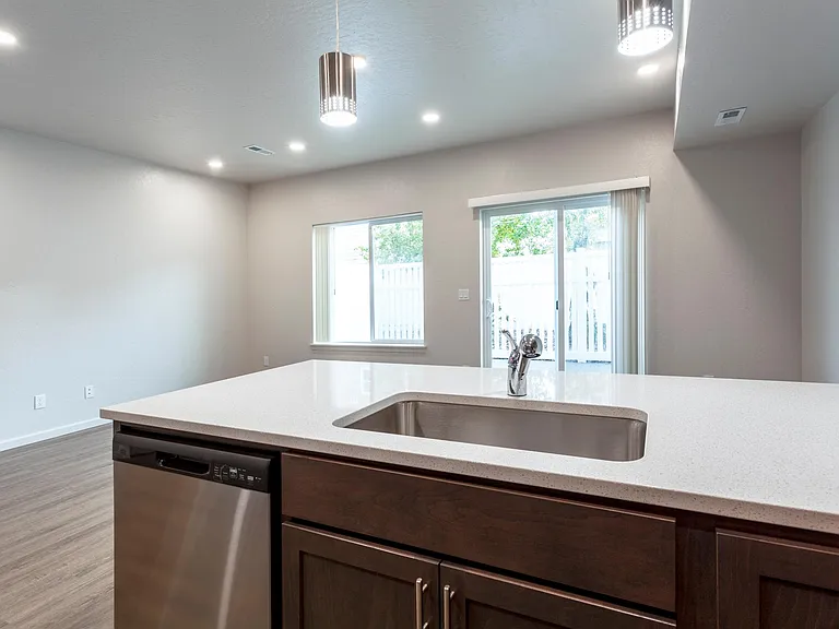 Prairie Pointe Apartments and Townhomes — Photo 33