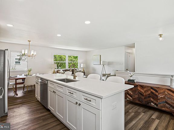 4th image of 901 Lauren Ln SE