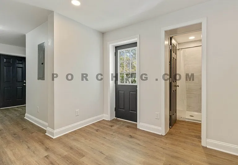49 E 16th St SW #B — Photo 8
