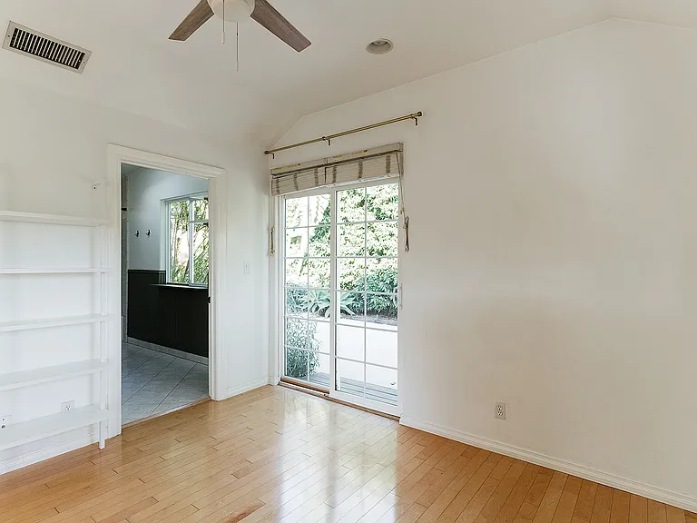 2841 Los Feliz Dr — Photo 15