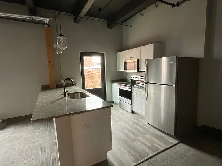 712 Commercial St #204 — Photo 11