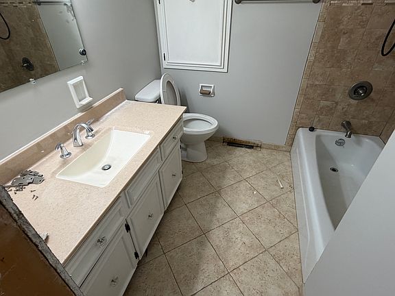 4th image of 1817 S 139th St