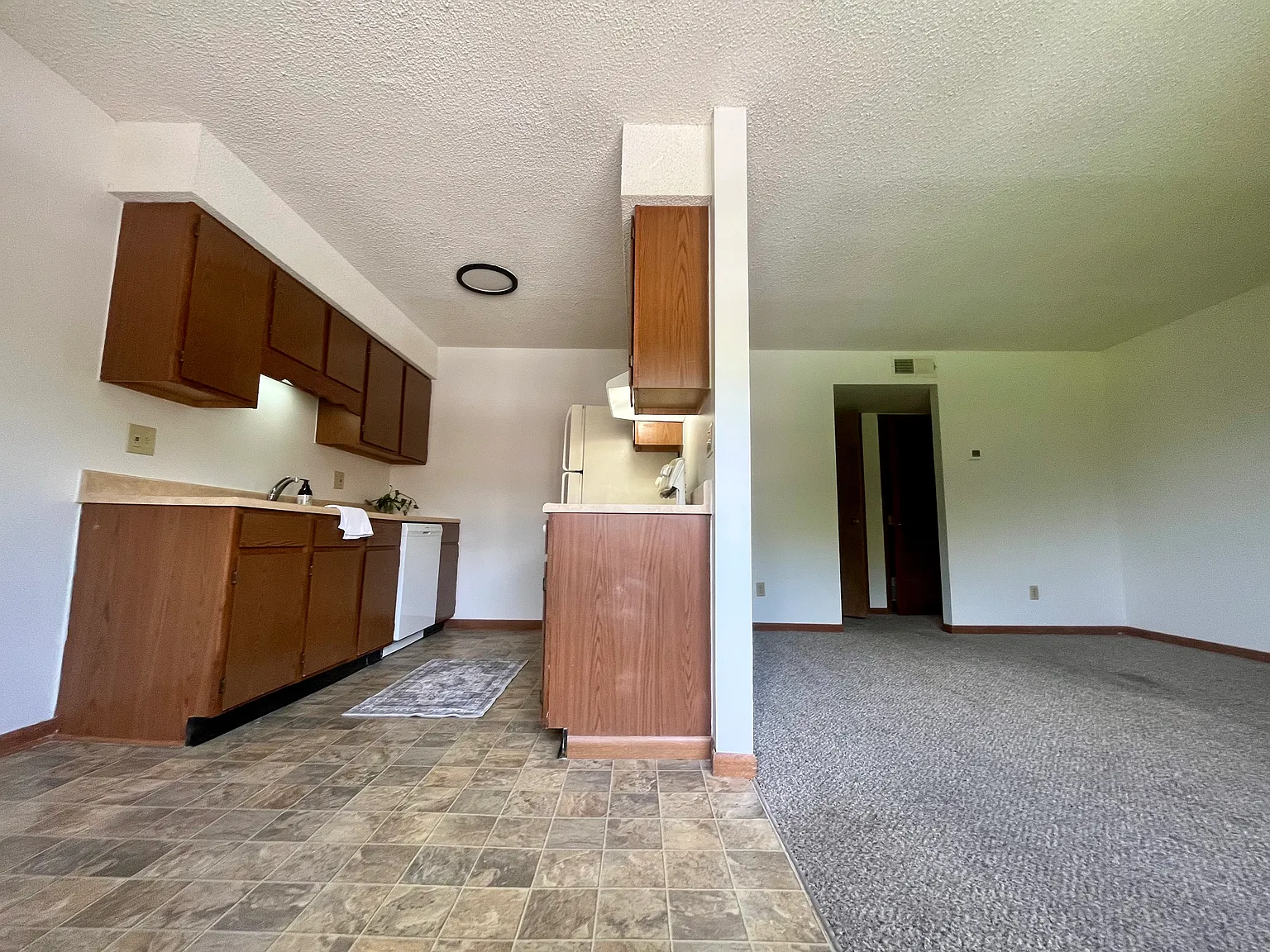 1 bed, 750 sqft, $1,050 — Photo 2