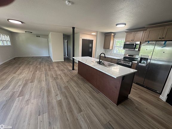 5th image of 10 Fair Ridge Cir