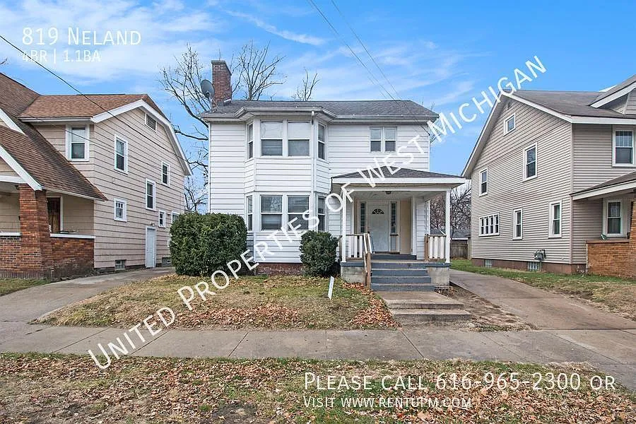 Available Now | Spacious 4 Bedroom, 1.5 Bath Single Family Home on SE Side | 2-Stall Garage Inclu... — Photo 2