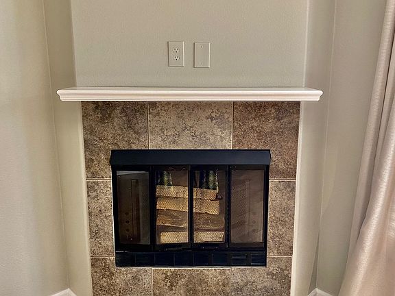 6651 Wood-burning fireplace_06162022