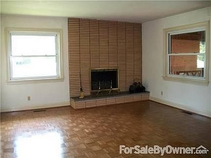 Living room/fireplace
						:
						Spacious and ROOMY