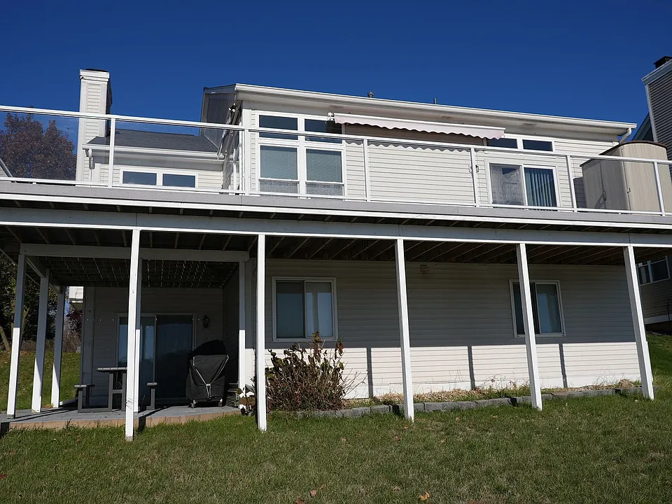 975 Watersedge Ct