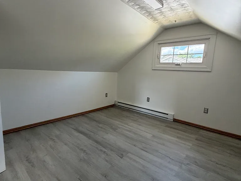 84 Hemlock St — Photo 4