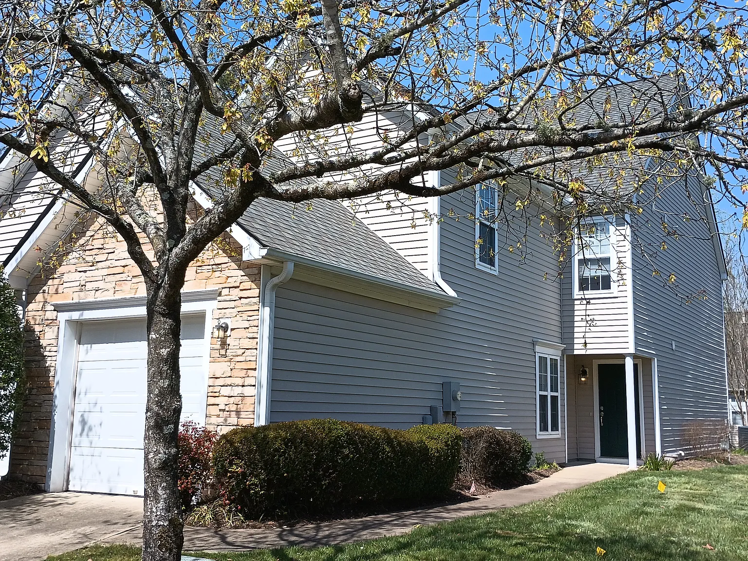 Showing Now For Summer Mithis Three-Bedroom And Two-And-One-Half-Bath Pet-Friendly Home — Photo 1