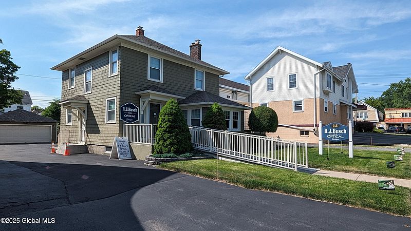 3rd image of 915 Woodland Avenue
