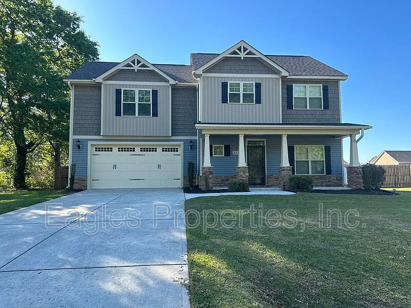 4 bed, 2.5 bath, $2,000 — Photo 1