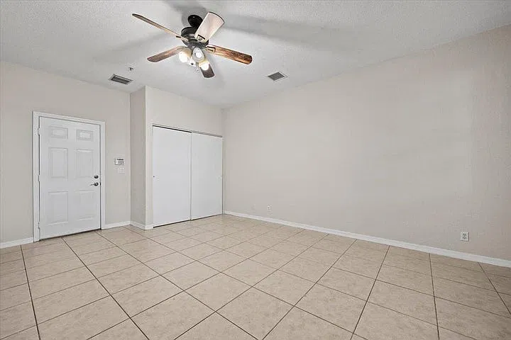 4 bed, 1897 sqft, $3,200 — Photo 4