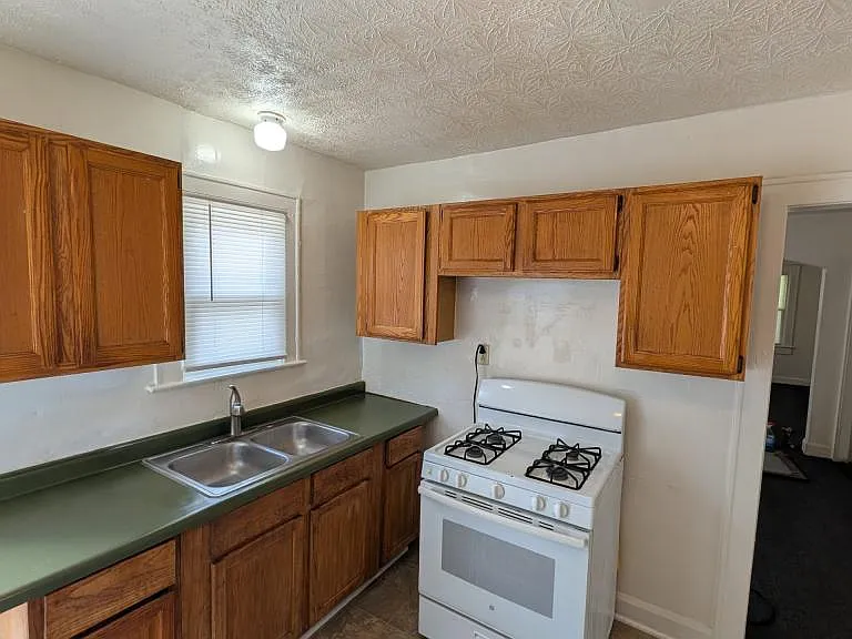 1435 W 32nd St — Photo 6