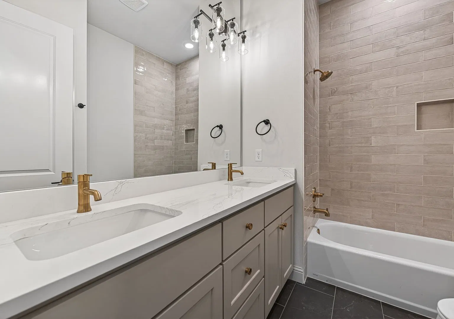 Sophisticated 4-Bedroom Home with Main-Level Primary Suite in Evening Star — Photo 4