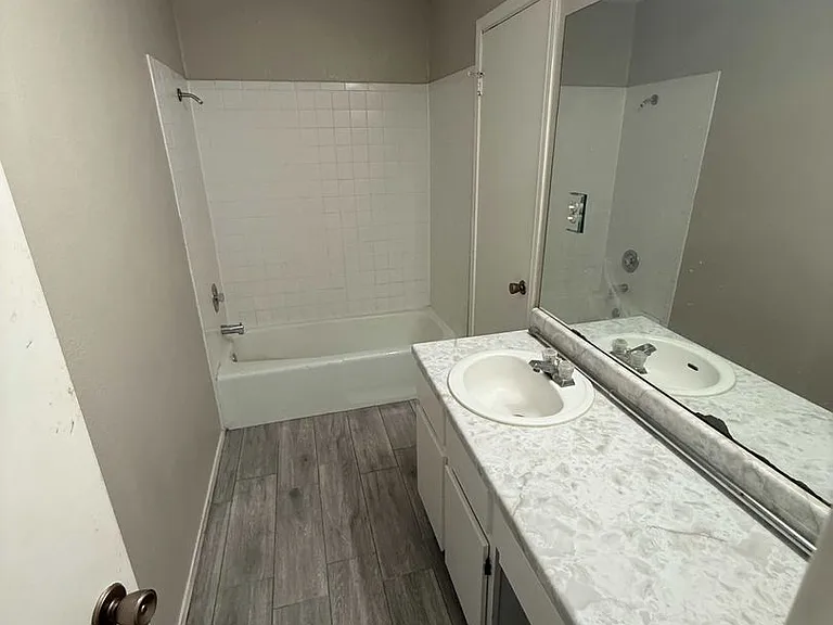 1204 Greenbriar Loop — Photo 5