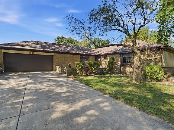 2nd image of 1001 N Hickory Ln