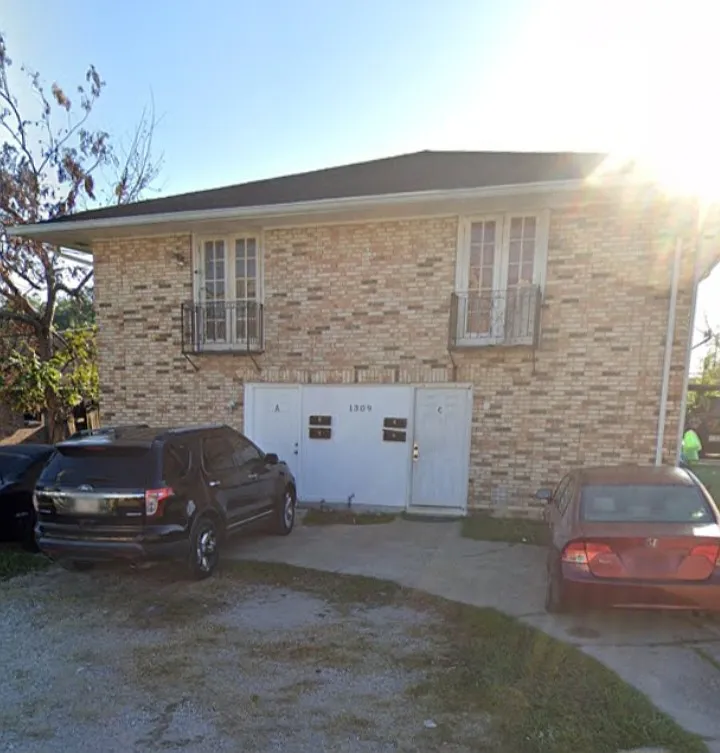 3 bed, 1.5 bath, 2100 sqft, $975 — Photo 1