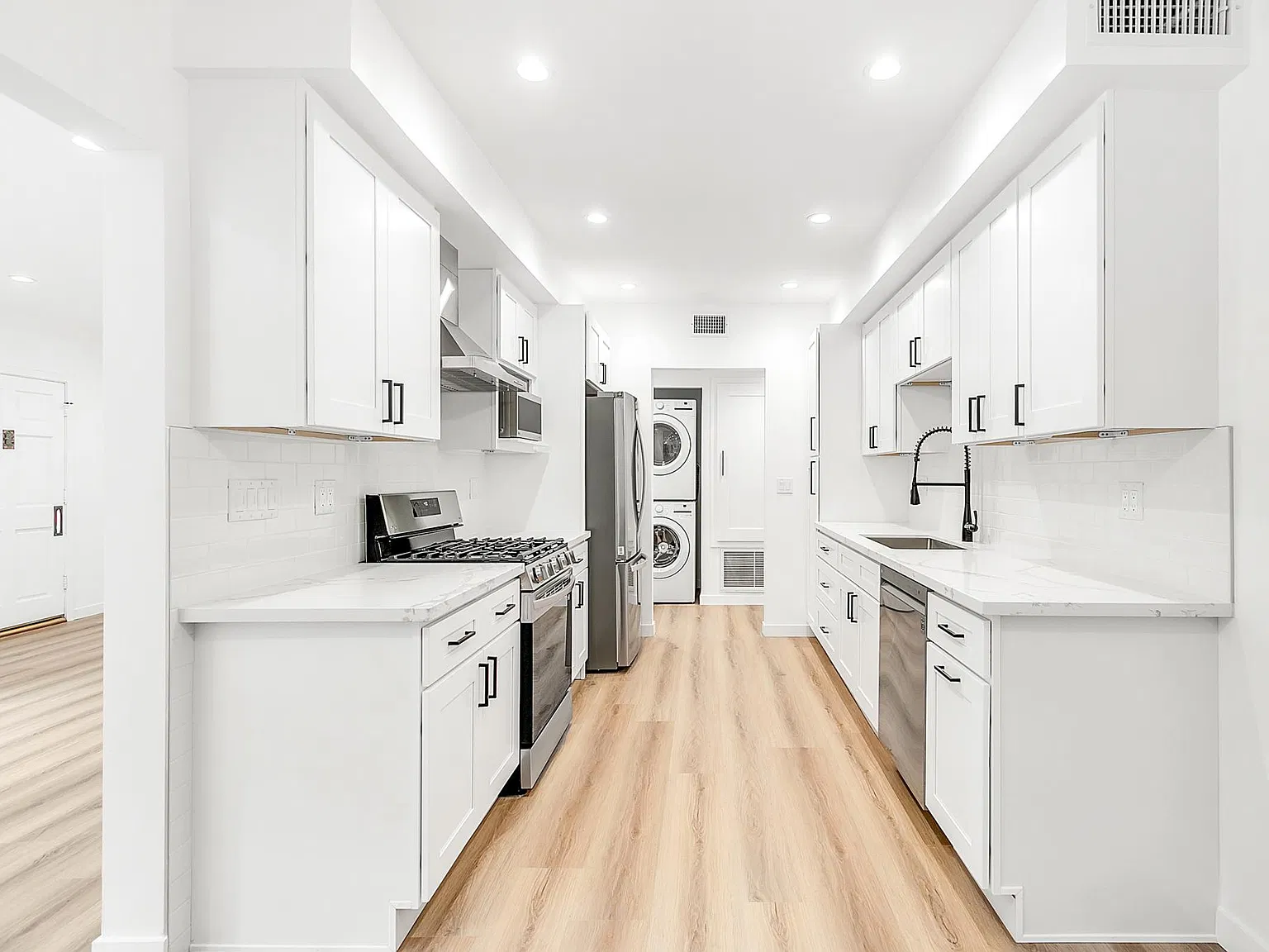 2 bed, 985 sqft, $3,765 — Photo 4
