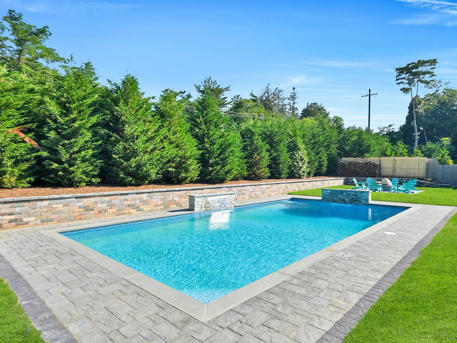 Newly built ranch, beautifully landscaped with pool — Photo 1
