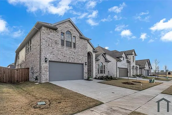 5 bed, 2816 sqft, $4,135 — Photo 3