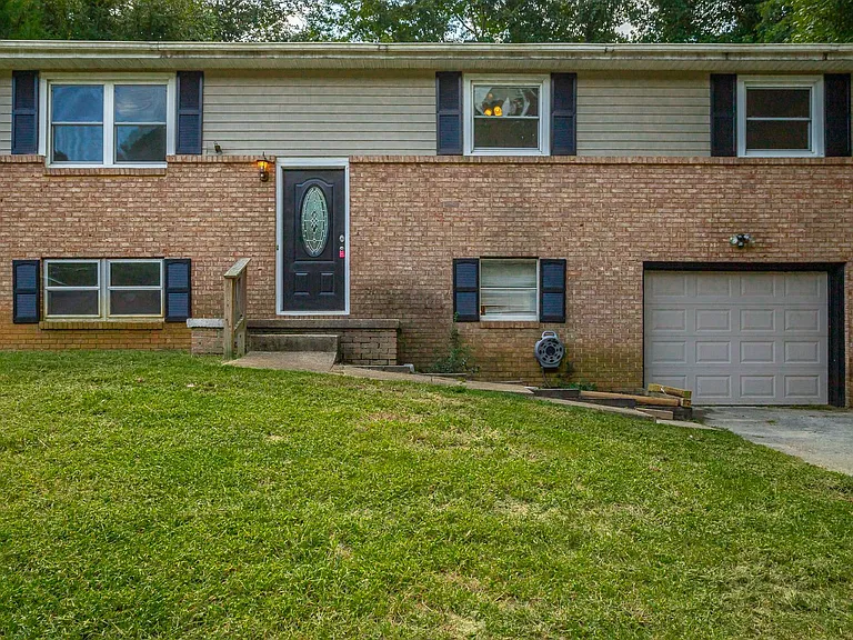 1364 Meadowood Dr — Photo 32