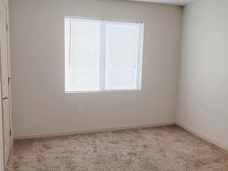 1001 W Broadway Ave — Photo 8