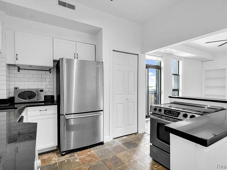 2900 E Jefferson Ave #D601 — Photo 8