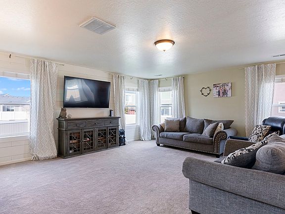 3rd image of 585 S Oak Cir