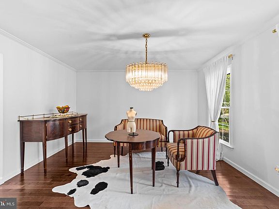 5th image of 8 Locke Ct