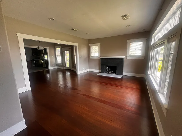 502 E Locust St — Photo 13